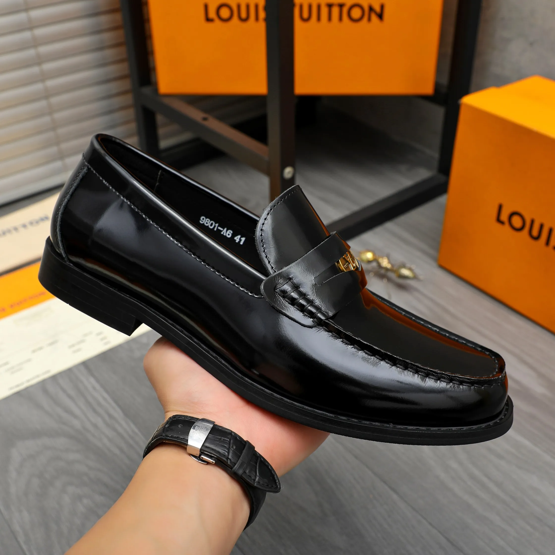 Men's shoes 💰p460 Product trademark: LV (Louis Vuitton) business slip-on leather shoes. Regular size: 38-45 (45 is custom-made and non-returnable) Product materials: Selected high-quality pearlescent cowhide upper, cowhide lining, original rubber outsole
